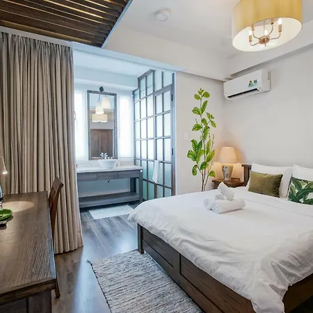 Mira Moon - Calmette Bed & Breakfast